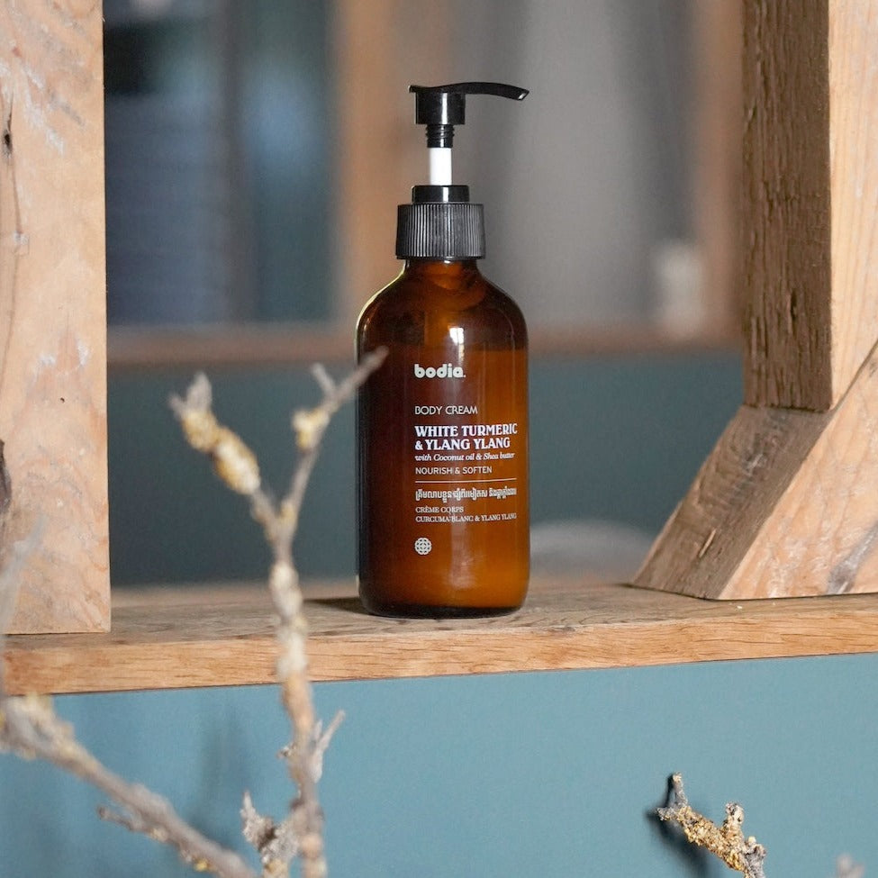 Crème naturelle pour le corps lotion blanche curcuma & ylang ylang nourrie et adoucie the skin bodia apothicaire