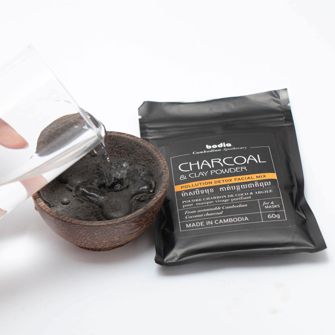 poudre de charbon actif masque visage coco naturel bodia apothicaire soin naturel anti acné et boutons mélangé à l'eau