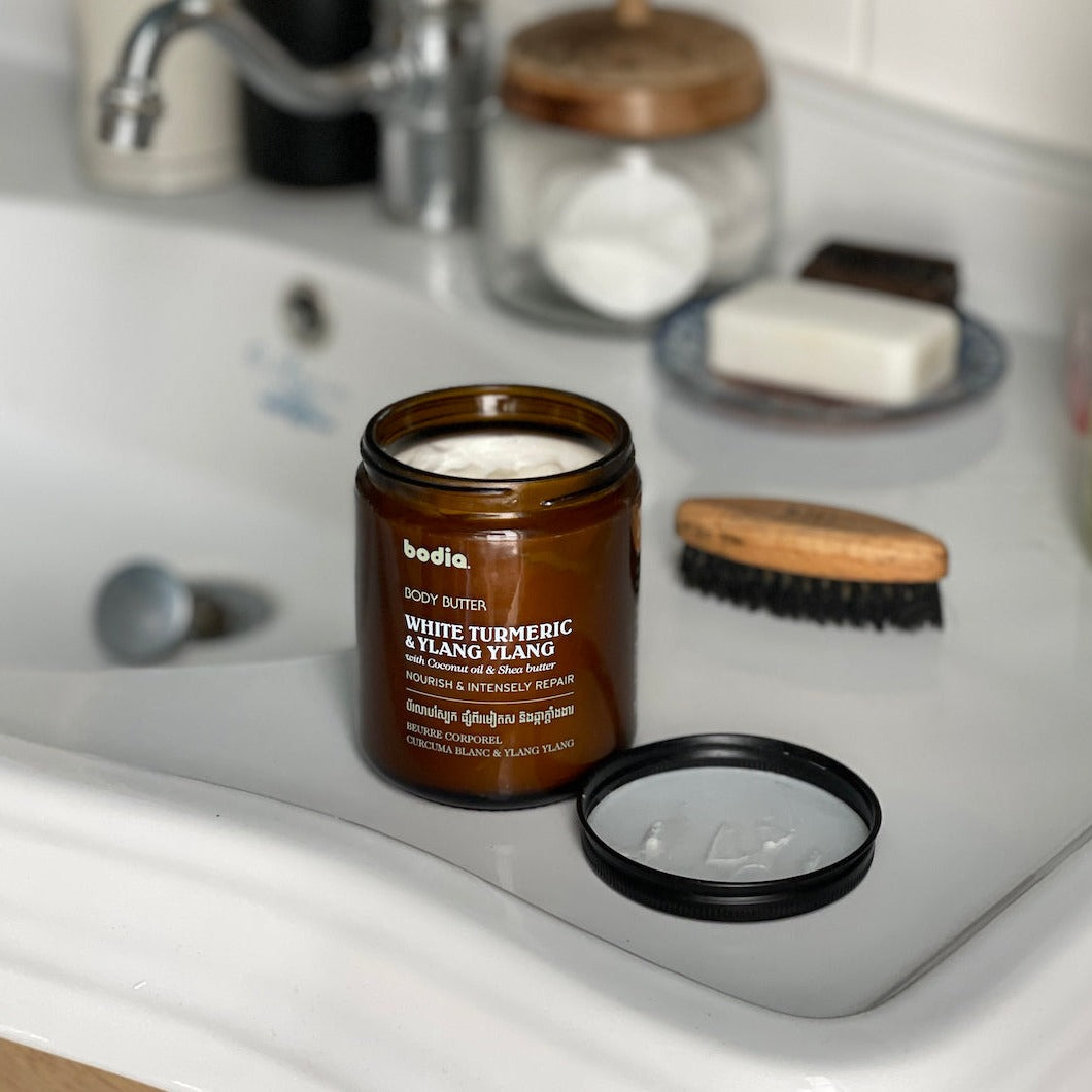 beurre corporel naturel texture nourrissante pour peau sèche avec beurre de karité et extrait d'ylang